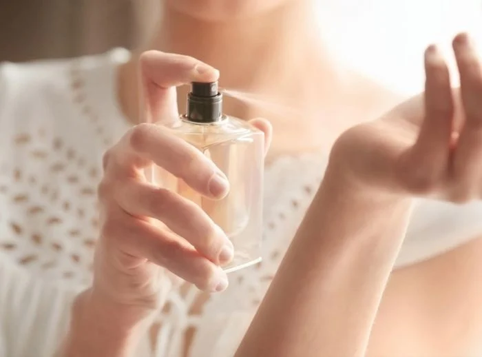 آرایش | لوازم آرایشی به کجا باید عطر زد؟ معرفی بهترین نقاط برای عطر زدن