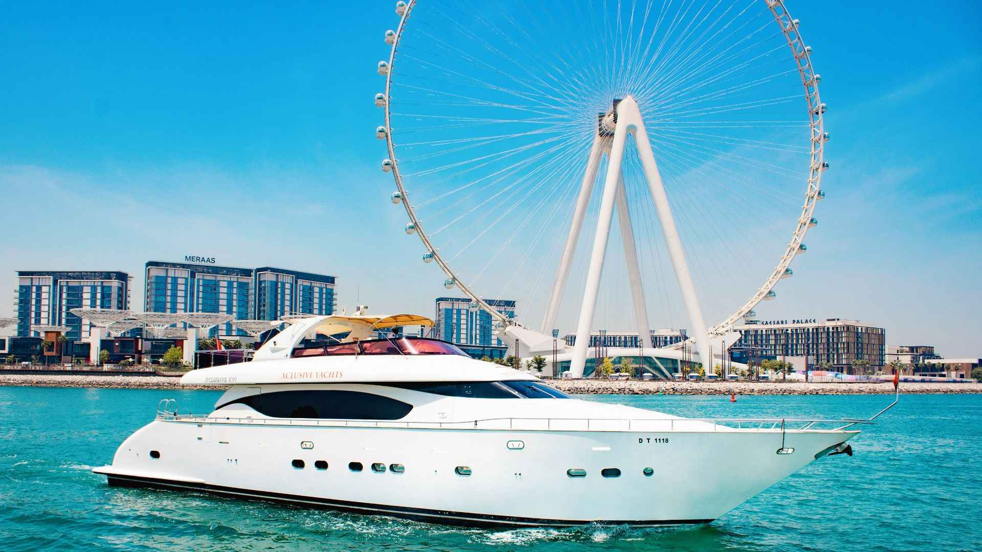 اسکی | رستوران تصویری از یک کشتی لوکس گردشگری در دبی و شهربازی پشت سر آن